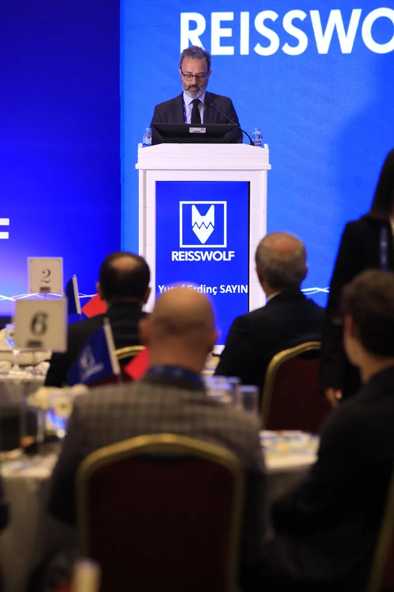 REISSWOLF Türkiye Yönetim Kurulu Başkanı Erdinç Sayın Ankara açılış toplantısında konuşma yaparken