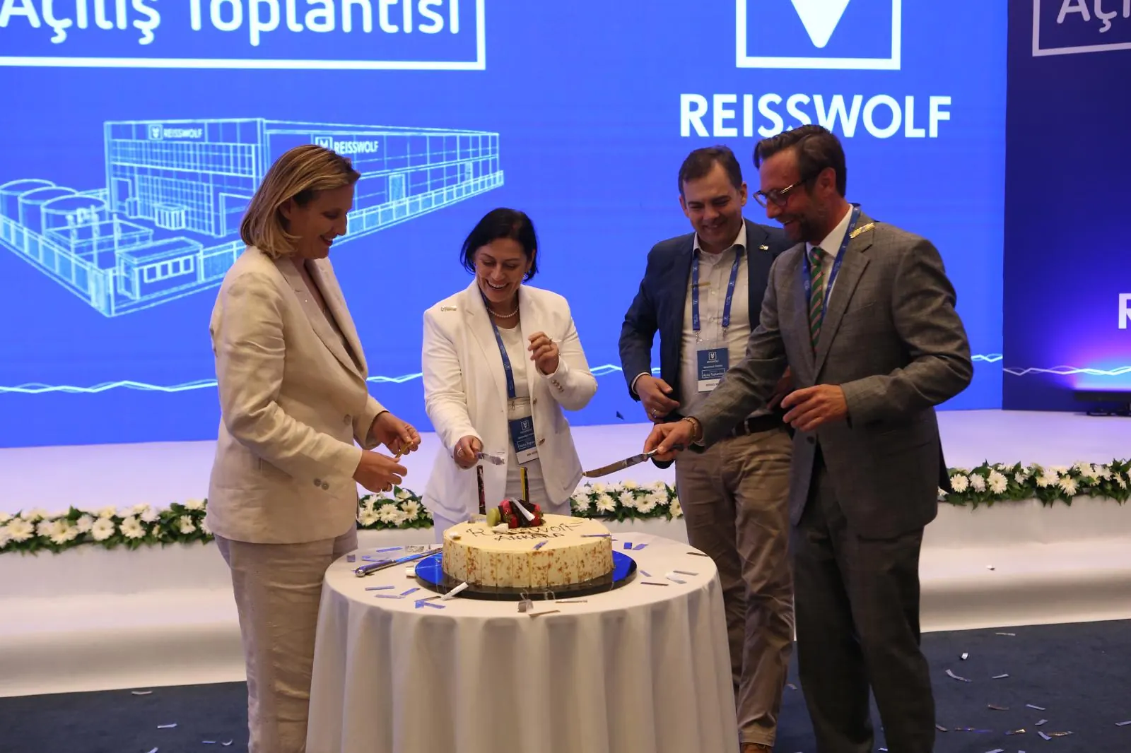 REISSWOLF Ankara Arşiv Yönetim Tesisi açılışında pasta kesimi
